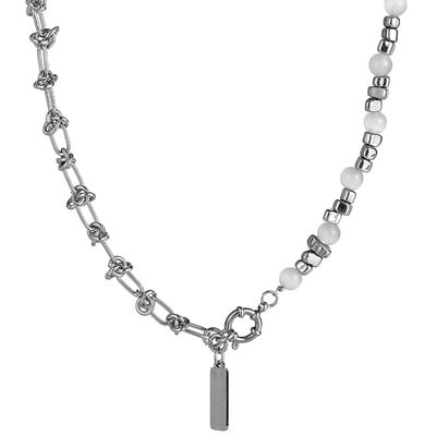 Modern férfi lánc medállal és gyöngy díszítéssel