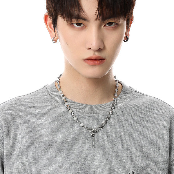 Modern férfi lánc medállal és gyöngy díszítéssel