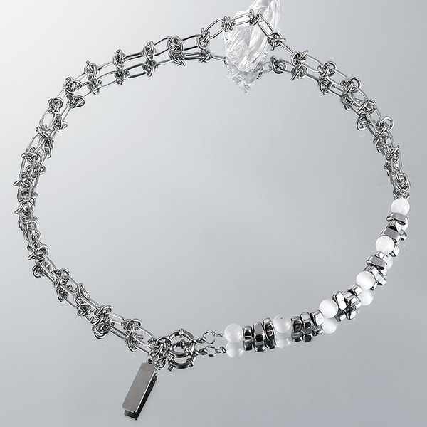 Modern férfi lánc medállal és gyöngy díszítéssel