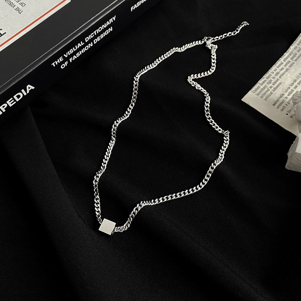 Férfi lánc medállal - ezüst színben