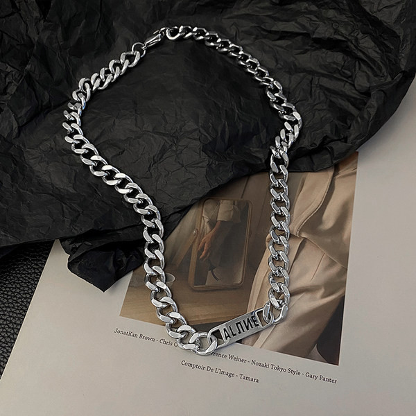 Vīriešu moderna uzrakstu ķēde