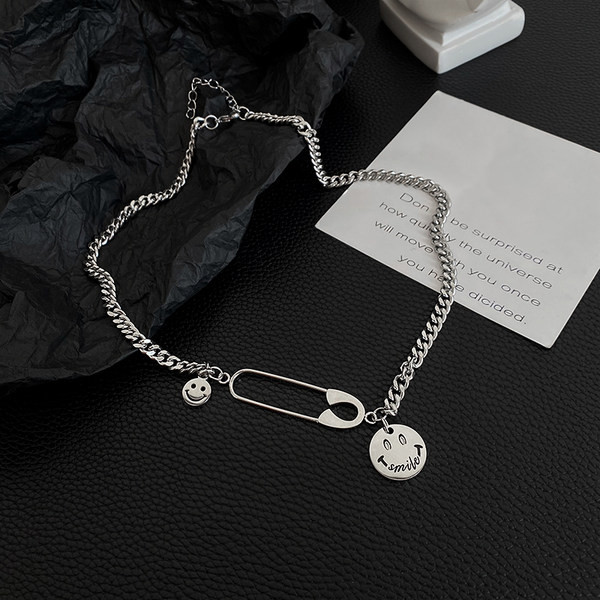 Jauna modeļa vīriešu ķēde ar smaida kulonu un uzrakstu