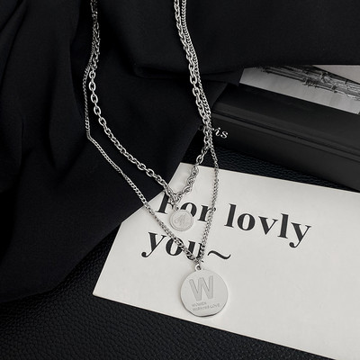 Μοντέρνα ανδρική αλυσίδα με μενταγιόν και επιγραφή νέο μοντέλο