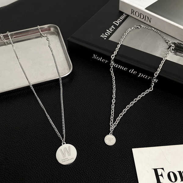 Μοντέρνα ανδρική αλυσίδα με μενταγιόν και επιγραφή νέο μοντέλο