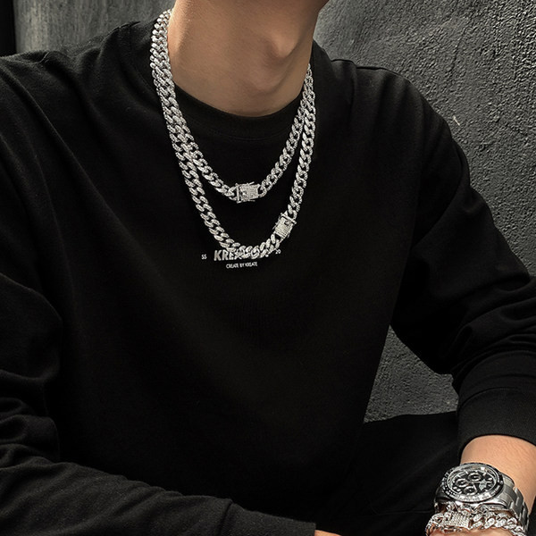 Modern férfi lánc kövekkel vagy gyöngyökkel