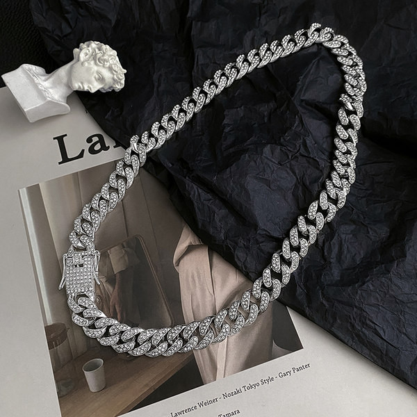 Modern férfi lánc kövekkel vagy gyöngyökkel