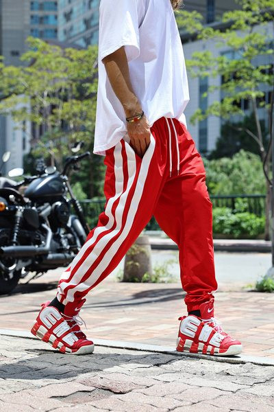 Vīriešu sporta bikšu plats modelis ar apmalīti