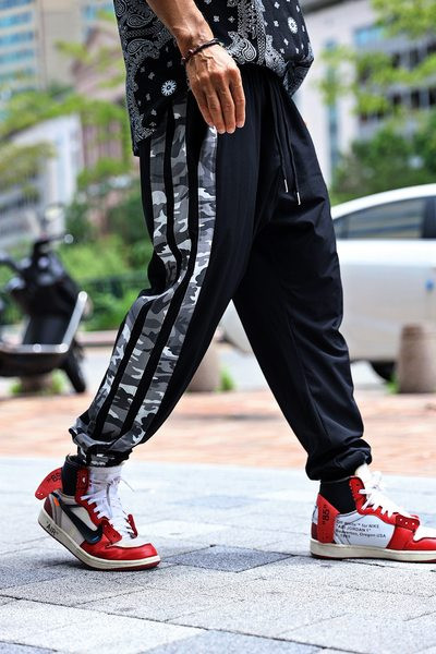 Vīriešu sporta bikšu plats modelis ar apmalīti