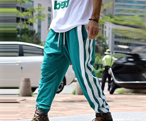 Vīriešu sporta bikšu plats modelis ar apmalīti