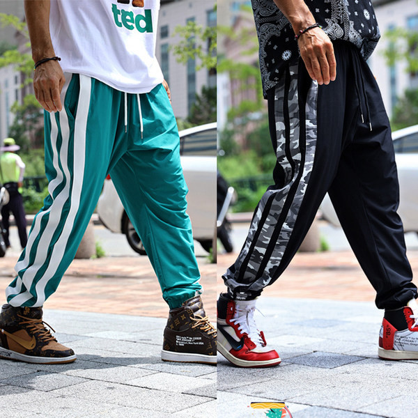 Vīriešu sporta bikšu plats modelis ar apmalīti