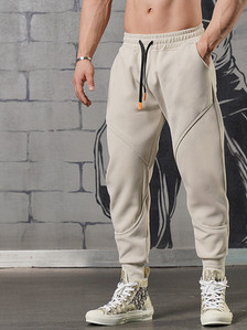 Széles modell sportnadrág zsebbel