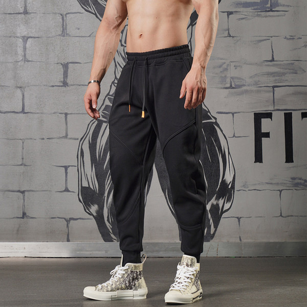 Széles modell sportnadrág zsebbel