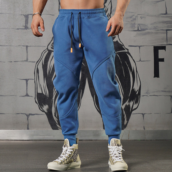 Széles modell sportnadrág zsebbel