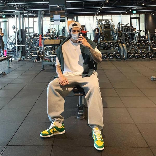 Plaša modeļa vīriešu bikses ar kabatu