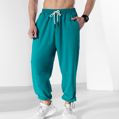 Tiszta melegítőnadrág zsebbel és fűzővel