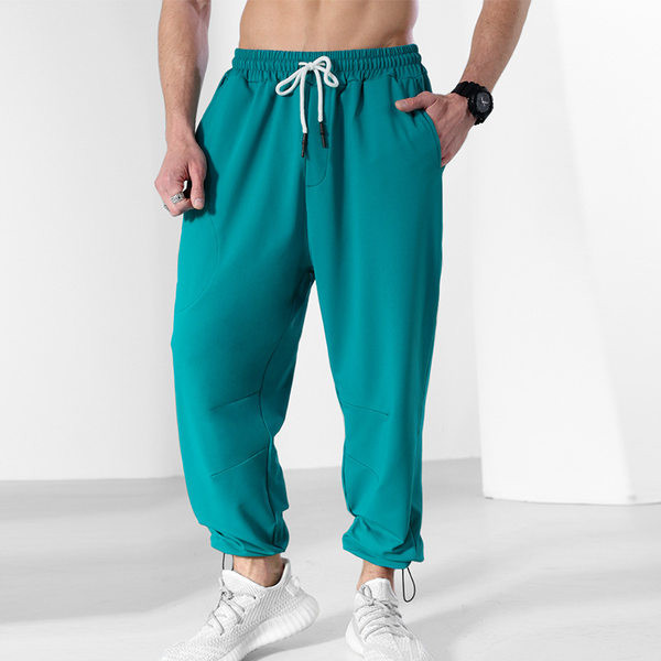 Tiszta melegítőnadrág zsebbel és fűzővel