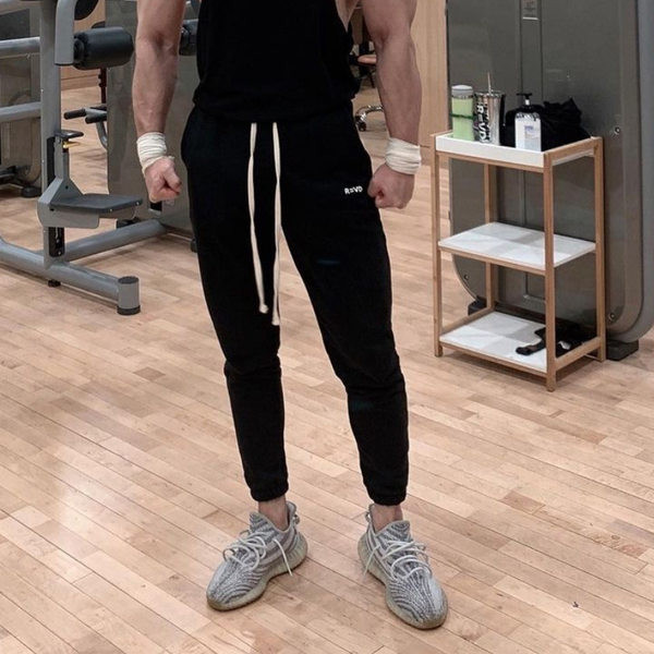 Vīriešu elastīgās bikses ar mežģīnēm sporta modelis