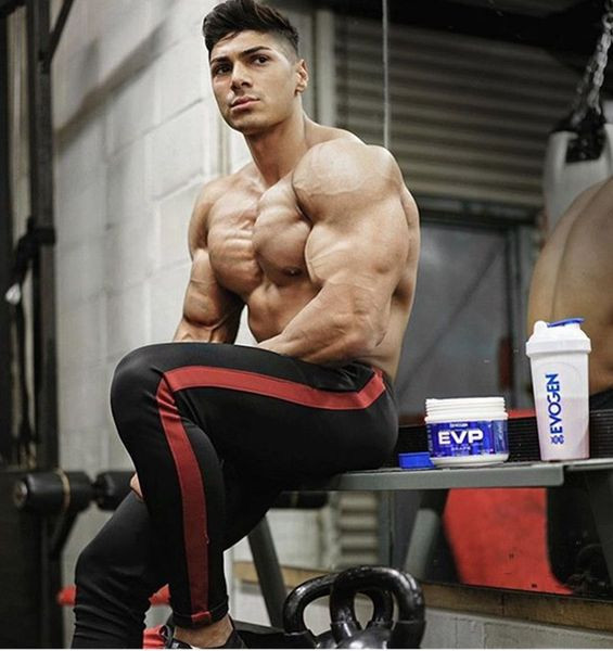 Jauna modeļa vīriešu apakšveļa ar mežģīnēm