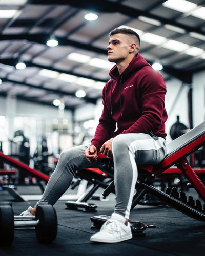 Pieguļošas vīriešu sporta bikses ar skavām un uzrakstiem