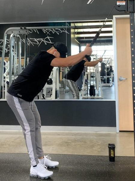 Pieguļošas vīriešu sporta bikses ar skavām un uzrakstiem