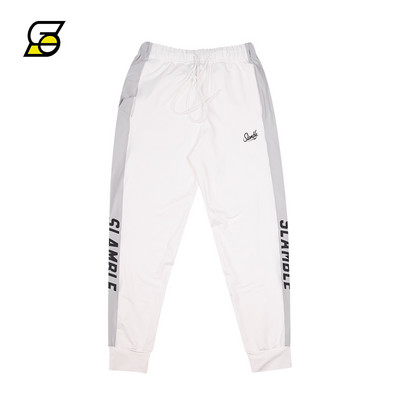 Muške sportske hlače s vezicama i natpisom pogodne za svakodnevni život