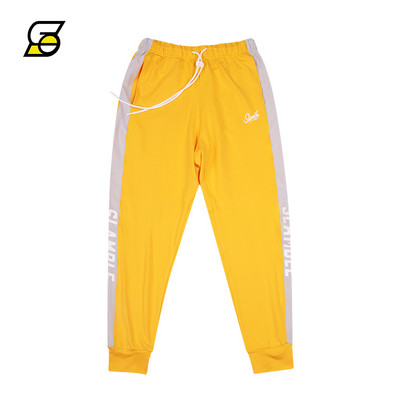 Muške sportske hlače s vezicama i natpisom pogodne za svakodnevni život