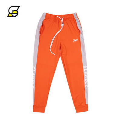 Muške sportske hlače s vezicama i natpisom pogodne za svakodnevni život