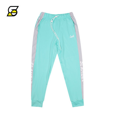 Muške sportske hlače s vezicama i natpisom pogodne za svakodnevni život