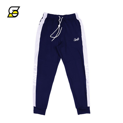 Muške sportske hlače s vezicama i natpisom pogodne za svakodnevni život