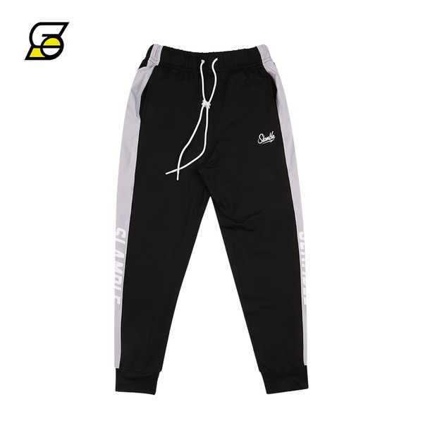 Muške sportske hlače s vezicama i natpisom pogodne za svakodnevni život