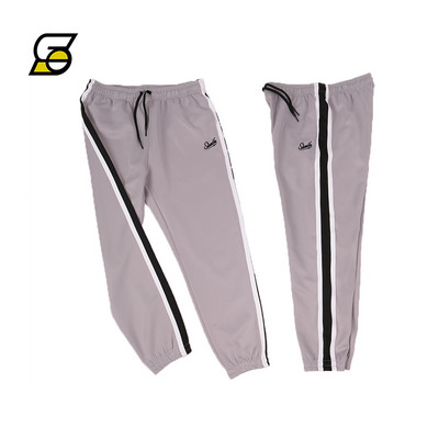 Alkalmi férfi nadrág csíkozással és felirattal