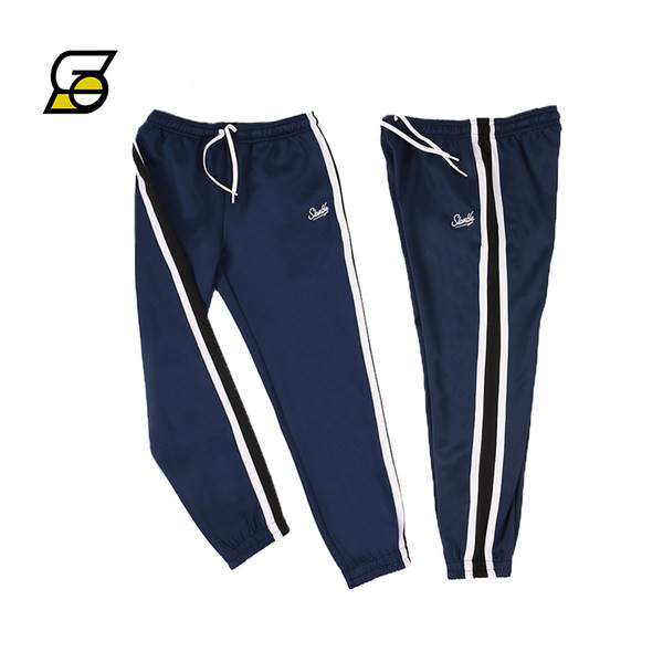 Alkalmi férfi nadrág csíkozással és felirattal