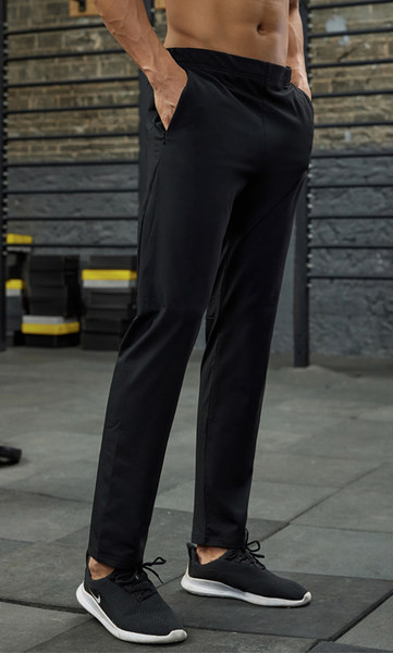 Tīrs vīriešu sporta bikšu modelis ar kabatu