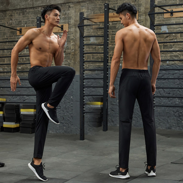 Tīrs vīriešu sporta bikšu modelis ar kabatu