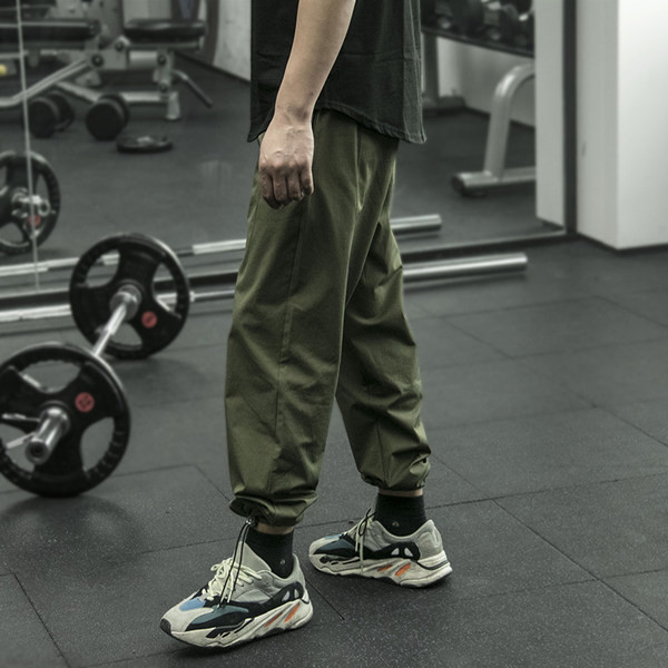 Vīriešu sporta bikses ar šņorēm un kabatu