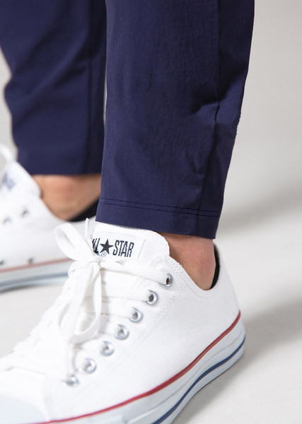 Tīras bikses ar šņorēm un kabatu