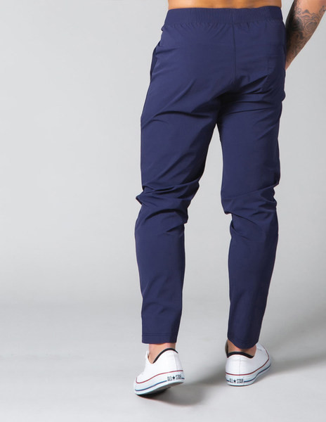 Tīras bikses ar šņorēm un kabatu