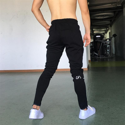 Vīriešu sporta bikses divās krāsās