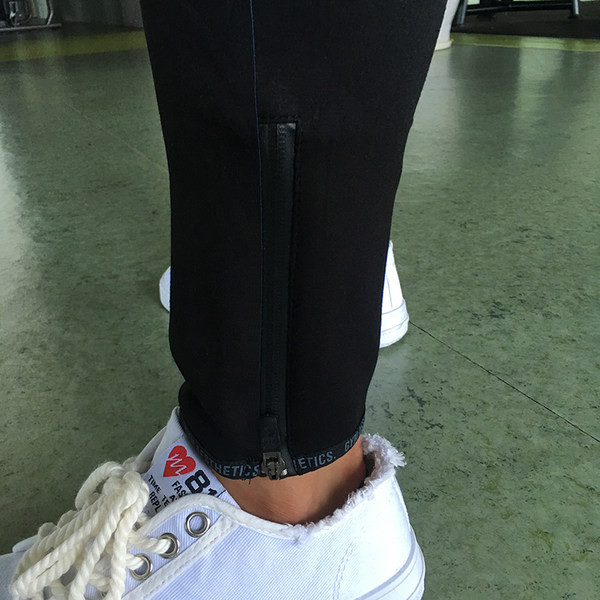 Vīriešu sporta bikses divās krāsās