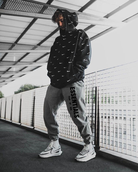 Plaša modeļa vīriešu bikses ar kabatu, šņorēm un uzrakstu