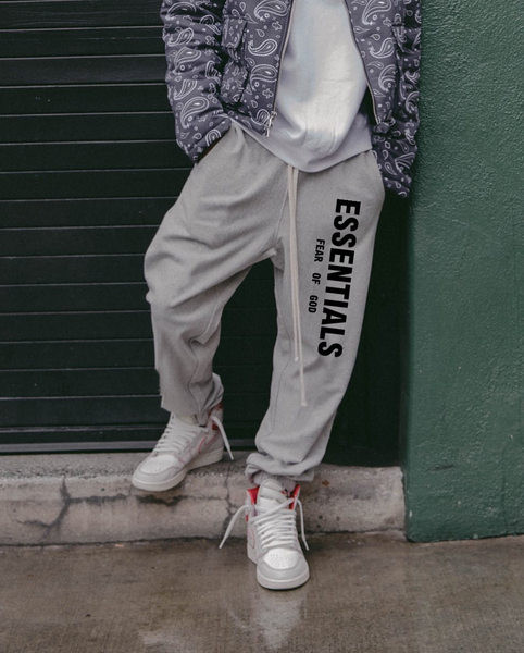 Plaša modeļa vīriešu bikses ar kabatu, šņorēm un uzrakstu