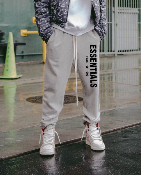 Plaša modeļa vīriešu bikses ar kabatu, šņorēm un uzrakstu