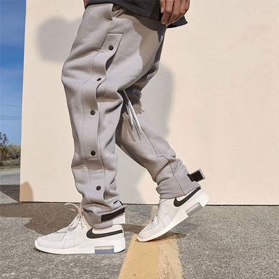 Ležerne trenirke s bočnim gumbima i vezicama