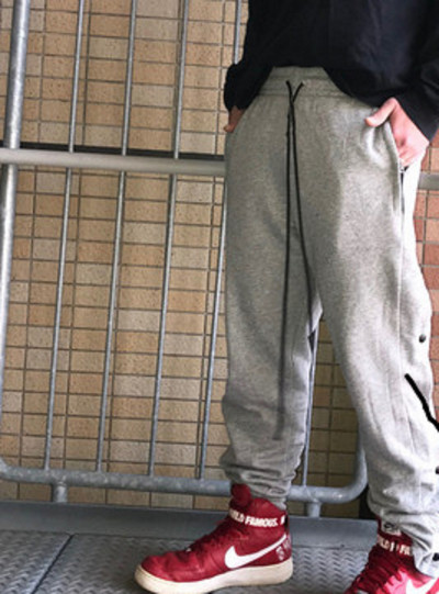 Ležerne trenirke s bočnim gumbima i vezicama