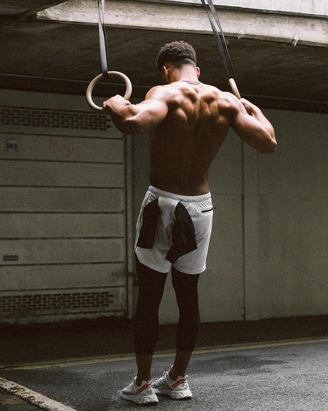 Sport rövidnadrág felirattal és fűzővel