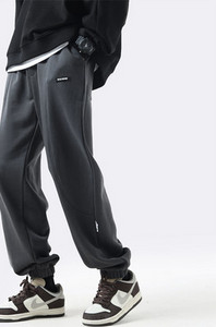 Široki model muških sportskih hlača s natpisom