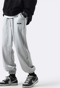 Široki model muških sportskih hlača s natpisom