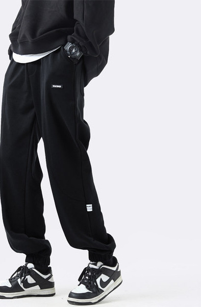 Široki model muških sportskih hlača s natpisom