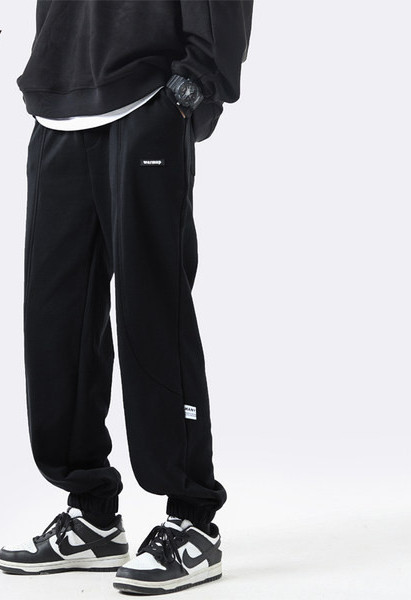 Široki model muških sportskih hlača s natpisom