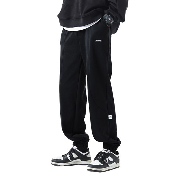 Široki model muških sportskih hlača s natpisom